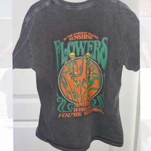 Mörkgrå tröja med tryck - Säljer denna snygga tröjan med tryck! Den är i storlek S men sitter ungefär som en L! Kontakta mig vid intresse:)