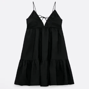 Zara klänning  - Jag säljer nu min fina zara klänning som är andvänd få tal gånger. Jag säljer den på grund av att den inte kommer til användning💗