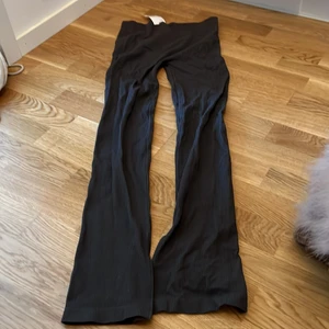 Seamless sköna tningsleggins - Helt nya seamless tränings leggins/byxor, prislappen finns kvar. Storlek S. Den har även slitz nere vid fotanklen