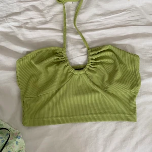 SHEIN topp - Så fin topp från SHEIN som jag inte har användning för. Storlek xs/s men skulle nog passa m också. Köparen står för frakten 