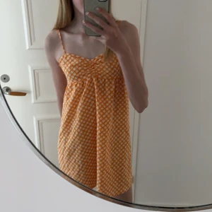 Orange klänning - Säljer denna orange klänningen från hm skönt förra sommaren men inga skador 💗