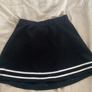 Kjol  - Jätte fin och skön kjol men den är tyvärr för stor för mig, passar folk i M/S (köparen står för frakt)