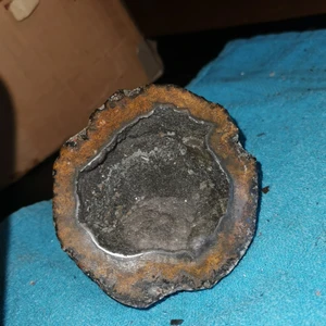 Svart ametist  - Säljer en svart ametst, geode. Den har gått genom min släkt i generationer, och känner att någon annan kanske behöver den bättre än mig.                 Svart ametist är en sällsynt form av ametist med inslutningar av hematit är lugnande och skyddande och ganska sällsynt. 