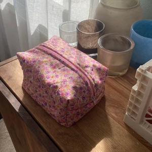 Blommig necessär  - Säljer handgjorda necessärer och har gjort ett tag på plick. Detta är en liten rosa blommig necessär 🥰Nu finns det även en Instagram där jag kommer fortsätta ta beställningar 200 - 300kr beroende på storlek och material😊 @DSGN.AS på Instagram💕 Frakt ingår!:)