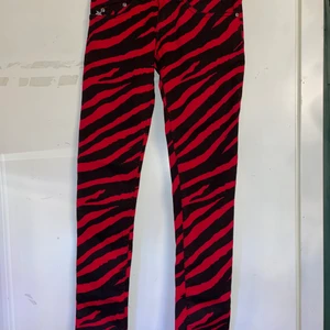 Zebra byzor - Byxor jag köpt här på plick som var alldeles för små för mig. Väldigt lågmidjade. 
