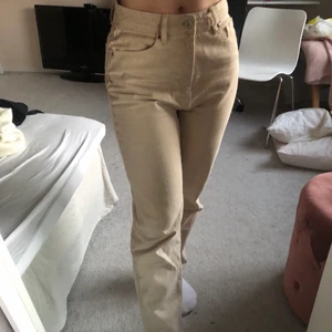 Jeans - Ett par beiga jeans från Zara⭐️Storlek 38 ⬛️ (stora i storleken)  Knappt använda, sista bilden stämmer mer överens om vilken färg dom är💕 Är det många intresserade så startar jag en budgivning⭐️