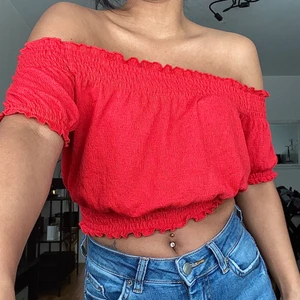 Topp röd strl XS/S - En vanlig röd sommrig topp strl XS\S 