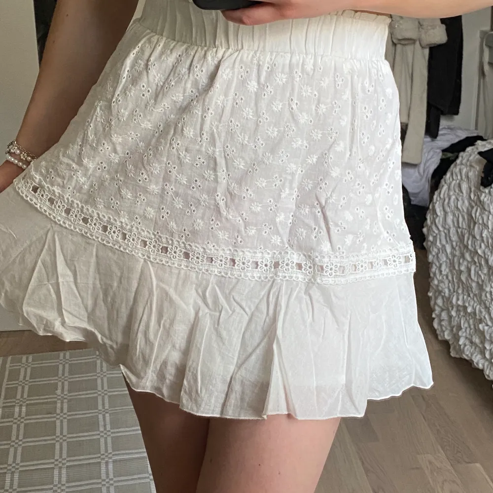 jättesöt vit kjol med blommiga broderier på. Kan behövas strykas, så fin men jag är dålig på att använda kjolar🤍🐚 . Kjolar.