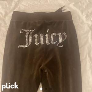 Säljer mina bruna juicy couture byxor med text där bak i strl xxs. Har sytt upp de då de passar mig som är 150cm lång. Skriv för frågor/ bilder💗💗