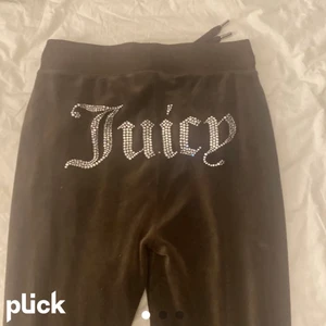 Juicy couture byxor - Säljer mina bruna juicy couture byxor med text där bak i strl xxs. Har sytt upp de då de passar mig som är 150cm lång. Skriv för frågor/ bilder💗💗