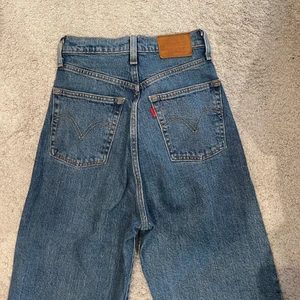 ❗️Mörkblå ribcage jeans från Levi’s❗️ - 💕Säljer desss jeans då de inte passar längre. Jeansen är i storlek W26, men de är lite små i storleken💕