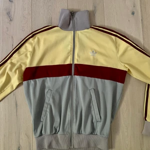 Adidas jacka - Cool adidas jacka köpt på second hand. Special variant som inte säljs längre. Skicket är bra. Står 170/174 på tagen men är betydligt mindre, passar tjejer med s/m ✨✨