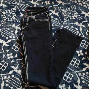 Jättecoola raka jeans, 76cm i midjan (de är low-waisted) och 81cm innerbenslängd. 75kr + spårbar frakt