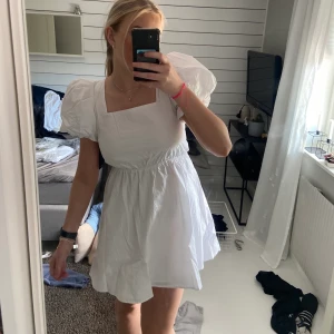 Vit klänning - Klänning 1/3 (kolla min profil för fler vita klänningar) säljer min helt nya klänning från nakd då jag valde en annan. Helt oanvänd endast prövad, från NAKD. Priset kan diskuteras💕