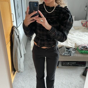 Blus - blus med lite puffiga axlar och även dragsko i midjan