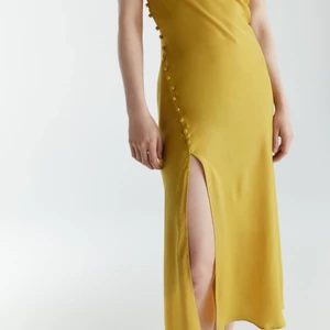 Klänning - En så fin sommarklänning från Zara i gul. Storlek M. Använd endast en gång så fint skick. För bilder är det bara att skicka ett pm🥰 Pris kan diskuteras. 