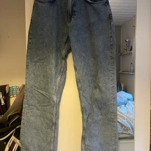 Vailent jeans strlk M - Blåa Vailent jeans som är i bra skick, sitter straight men vida 
