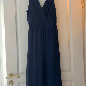 En superfin marinblå balklänning / långklänning från SisterS. Använd 2 gånger✨ Pris går att diskutera! 