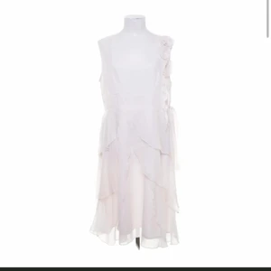 VILA klänning - En jättefin svagt rosa klänning. Skulle säga vit med toner av rosa. Super vacker till studenten. Säljes då den tyvärr var för liten. Den är från VILA clothes men köptes från sellpy. Den är i storlek XL