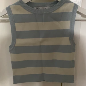 zara topp - en ljusblå randig zara topp, använd 1 gång, storkek s, pris 50kr + frakt 45kr
