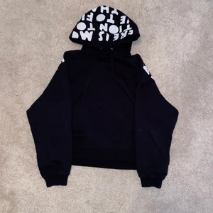 Maison Margiela Hoodie - Maison Margiela hoodie köpt på NK för 5000kr. Har använt hoodien en gång. Den är oversized och är str M. 