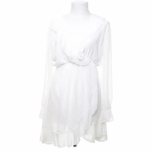 Omlottklänning Strl 46 - En fin vit omlottklänning från boohoo. Köpt från sellpy men tyvärr för liten därav säljer jag den. Den är i storlek 46 (UK 18) och är ej stretchig. Hittade inget fel med den, varken trasiga sömmar eller missfärgningar. Jättefin för studenten