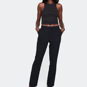 kostymbyxor  - kostymbyxor som är använda men i gott skick. byxorna är rätt så små i midjan . hör av er 💞