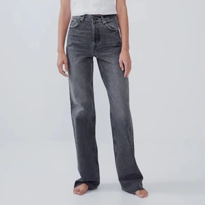 Jeans - Säljer ett par grå jeans från Zara som inte kommer till använding. Köpta för ett år sedan. Fanns ett litet hål vid höften men som nu är igensytt! Hör av er vid intresse eller fler bilder!