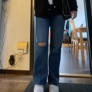 Zara jeans - Jättesköna jeans från zara med hål på ena knät. Har klippt av de så nu är innerbenslängden ca 74 cm. Nypris 599kr men säljer för 100kr. Köparen står för frakten🤍