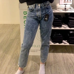 Mom-Jeans från BikBok - Säljer nu mina mom-jeans från Bikbok, använd ett fåtal gånger och i bra skick! Storleken är engelsk men passar som en 36-38! Kunden står för frakt💕