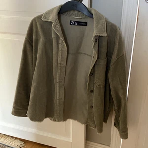 Grön Manchester jacka från zara  - Jättesnygg grön Manchester jacka ifrån zara, knappt använd tyvärr men därav är den i nyskick!! Den är lite oversized i modellen 