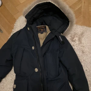 Woolrich st:S Vinterjacka - Jackan är i nytt skick och är fräsch men passar inte mig. Kan fraktas