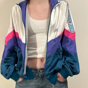 Asics tröja  - Superfin tröja från asics, används ett fåtal gånger!🥰 Storlekarna är lite konstiga men jag är en storlek S och den sitter som på bilden på mig!