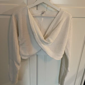 Nelly vit stickad tröja - Stickad tröja i färgen vit. I ny skick. Bara en gång använd. Storlek M men funkar för storlek S. Priset kan diskuteras.