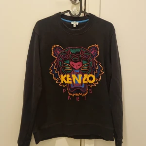 Kenzo tröja - I gott skick, collagetröja storlek xs 