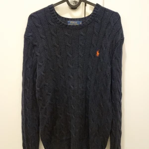 Ralph Lauren tröja - Kabelstickad Ralph Lauren tröja i användt skick 