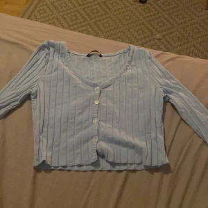 Shein - Jätte fin blå långärmad rivas tröja från SHEIN strl M men passar mig med S-XS