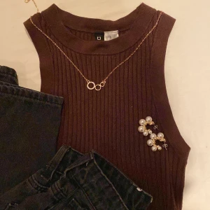 H&M - En jätte fin tröja i storlek xs/s! Säljer detta plagg för att den är för liten för mig! När jag (betalar inte för frakt) 🚨‼️väl passade i den mins jag det som ett mjukt och fint tyg. Inga fläckar och inte så använd!🤎🍂🐻