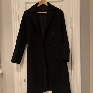 Filippa K kappa - Nästintill oanvänd kappa från Filippa K i ull i storlek XX-Small. Inga tecken på användning.