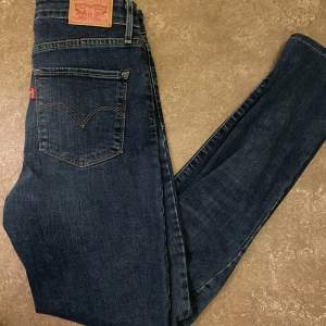 Ett par mörkblå Levis jeans. Modellen ”High rise skinny” i storlek 27. Knappt använda. Köparen står för frakten. 