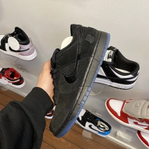 Nike dunk x Undefeated - Sjukt snygga Dunks! En collab mellan Undefeated och Nike! Size 43 helt nya med box Kan fraktas eller hämtas upp i butiken på norra Hamngatan i Strömstad🙏