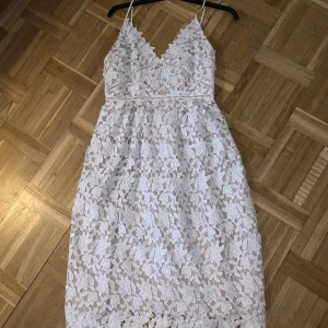 Klänning strl 40 - Superfin klänning från Gina Tricot. Säljes pga för liten. Använd 1 gång! ✨✨