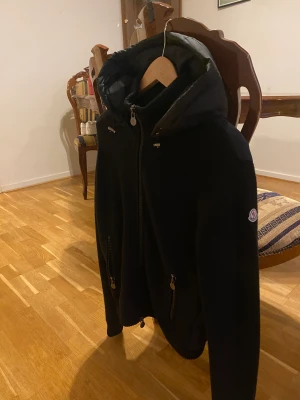 Moncler hooded down cardigan  - Storlek M Skicka 8/10  Liten skada på vänster sida av bröstet