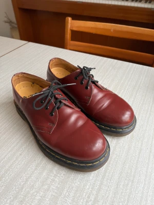 Dr Martens 1461 - Dr Martens 1461 strl 38. Använd ett par gånger men har fått några märken. Sulorna är dock i toppenskick! Kan levereras, köparen står för frakten. 