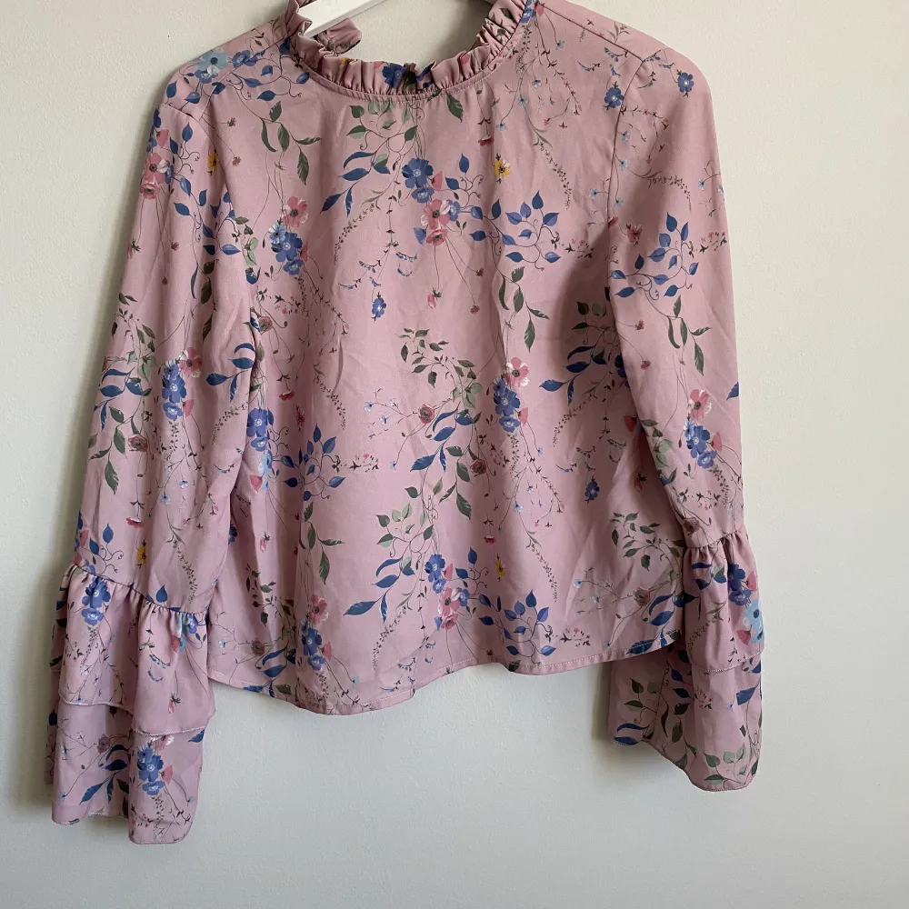 Blommig blus! 🌿👚 Storlek 34!  50kr. Blusar.