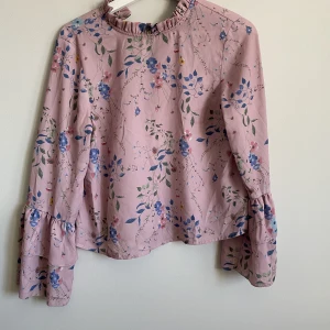 Blus  - Blommig blus! 🌿👚 Storlek 34!  50kr