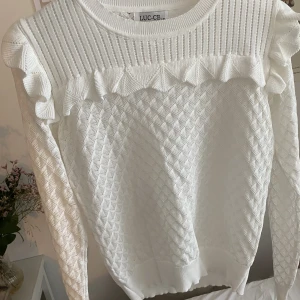 Volang topp - Supersöt volangtopp/tröja från design by si, har endast testat den och ej använt den då den inte riktigt är min stil🫶 Den är i storleken s/m och har inga defekter!