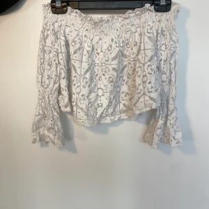 Zara vit spets topp  - En vit blommig spets topp från zara   Köparen står för frakt, inga byten.