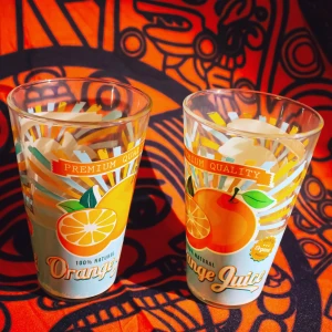 Dricksglas med apelsintryck - Dricksglas med tryck av apelsiner. Fint skick då de knappt har använts. Säljer ett för 10 eller båda för 15. 🍊🧡  12,5 cm höga och 8 cm i diameter.