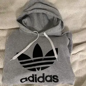 Säljer Adidas hoodie, storlek S. Frakten ingår 🖤